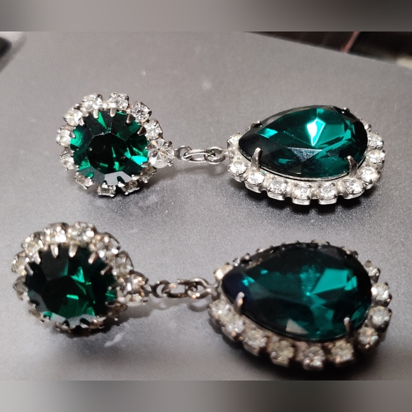Vintage Emerald Glass Earrings - Picture 12 of 14